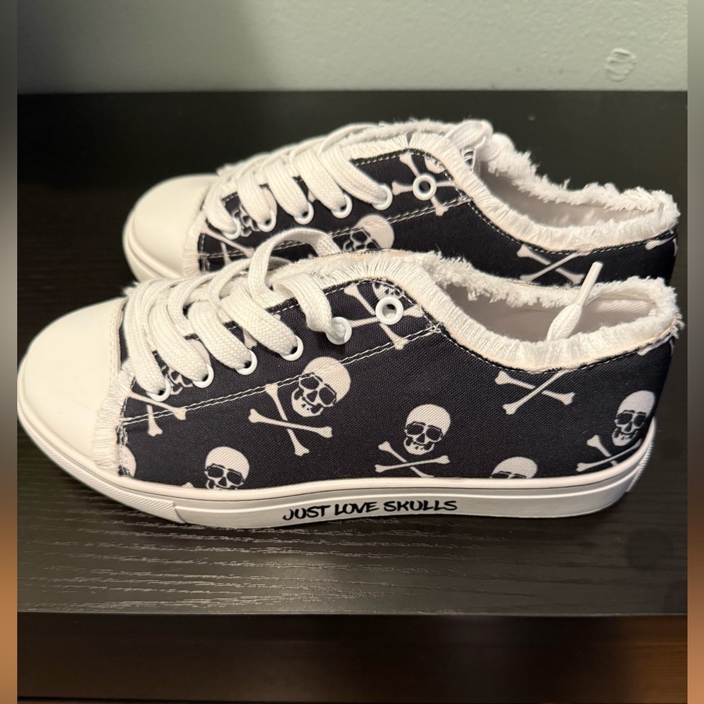 Brand new Just love Skull sneakers